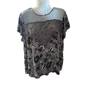 Beautiful short sleeve top with lace overlay